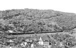 Blick vom Gedeonseck auf zwei preußische T 16¹ - eine davon soll 94 1080 sein -, die einen Elf-Wagen-Zug nach Simmern auf dem steilsten Abschnitt der Hunsrückbahn kurz hinter Boppard den Berg hinauf befördern. Der Länge des Wagenparks und den vielen an den offenen Fenstern stehenden Reisenden nach, dürfte es sich um einen Sonderzug handeln.  (16.05.1932) <i>Foto: DLA Darmstadt (Bellingrodt)</i>
