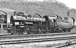 38 2059 (Bw Hanau) präsentiert sich als Wendelok im Bw Darmstadt an der Giebelwand des Ringlokschuppens. Sie ist mit einem 2'2' T 31,5-Tender gekuppelt, dessen Drehgestelle mit Primärfederung ausgestattet sind. Die Lok diente als Erprobungsträger für Kondenswasserrückgewinnung.  (09.1931) <i>Foto: DLA Darmstadt (Maey)</i>