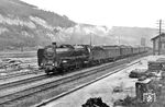 01 097 vom Bw Berlin Anhalter Bf passiert mit D 63 (Budapest – Prag – Dresden – Berlin Anh Bf) im Elbsandsteingebirge den Bahnhof Königstein (Sächs Schweiz) auf dem Weg nach Dresden. (21.06.1935) <i>Foto: DLA Darmstadt (Bellingrodt)</i>