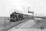 01 057 (Bw Hannover) durcheilt mit einem Schnellzug auf dem Weg nach Wunstorf den Haltepunkt Leinhausen. Der Stationsname wurde mit Gültigkeit vom 1. April 1931 in Hannover-Leinhausen geändert.  (1928) <i>Foto: Rudolf Kreutzer</i>