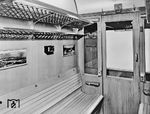 Das Bild zeigt einen DRB-Einheits-Schnellzugwagen der Bauart 1935 (C4üe und BC4üe) mit neuer Leichtmetallrahmen-Gepäck- und Hutablage der 3. Klasse. "Böse Zungen" behaupten, hierin säße man besser als in modernen Fahrzeugen. Und wer längere Fahrten in bestimmten, mit stoffüberzogenen Kunststoffsitzen ausgestatteten Neubaufahrzeugen mitmachen durfte und als Vergleich eine längere Fahrt in der "Holzklasse" z.B. bei einer Museumsbahn heranzieht, wird nicht nur mit "böser Zunge" den ergonomisch geformten Lattenholzsitz als Alternative durchaus in Erwägung ziehen.  (1935) <i>Foto: RVM (Werkfoto)</i>