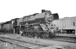 03 162 vom Bw Wittenberge - und die letzte 03 mit kleinen vorderen Laufrädern von 850 mm Durchmesser - mit D 159 nach Dresden im damals deutsch-deutschen Grenzbahnhof Büchen. Der Zug hatte dort einen planmäßigen Aufenthalt von 8.46 - 8.49 Uhr. (09.07.1966) <i>Foto: Gerhard Moll</i>