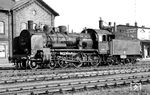 38 2078 vom Bw Riesa in Elsterwerda. Der Schuppen des Bw im Hintergrund sowie das Dach des Empfangsgebäudes wurden bei dem Eisenbahnunfall vom 20.11.1997 fast vollständig zerstört, als ein mit Benzin und Dieselkraftstoff beladener Zug (KC 71153 aus Stendell) wegen überhöhter Geschwindigkeit im Bahnhof Elsterwerda entgleiste und explodierte. (1966) <i>Foto: Max R. Delie</i>