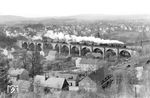 Abschiedsfahrt der letzten P 8 bei der Deutschen Reichsbahn: 38 2471 (Bw Roßlau) und 38 3860 (Bw Zittau) mit dem Abschieds-Sonderzug auf dem Viadukt in Demitz-Thumitz. (15.04.1972) <i>Foto: Dieter Wünschmann</i>
