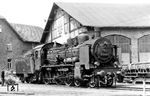 Bei der EDV-Umrüstung reichte es bei der Sangerhäuser 38 2638 nur für ein neues Nummernschild an der Rauchkammertür. Die Aufnahme enstand in ihrem Heimat-Bw, ein halbes Jahr vor ihrer Abstellung am 28.10.1971.  (05.1971) <i>Foto: Dieter Wünschmann</i>