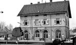 Das Empfangsgebäude von Gärtringen an der Gäubahn. Die Gäubahn verbindet Gärtringen mit dem überregionalen Schienennetz in Richtung Stuttgart, Singen und Freudenstadt. Heute bedient die Linie S 1 (Kirchheim (Teck) – Stuttgart – Herrenberg) der S-Bahn Stuttgart den Gärtringer Bahnhof, meist halbstündig in beide Richtungen.  (24.03.1974) <i>Foto: Burkhard Wollny</i>