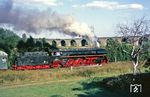 01 1531 mit P 5033 nach Saalfeld vor der Kulisse der Brücke der heutigen Bundesautobahn 4 bei Göschwitz. (02.09.1985) <i>Foto: Wolfgang Bügel</i>
