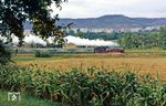 Auch die Reichsbahn feierte das Jubiläumsjahr "150 Jahre Eisenbahnen in Deutschland" mit Jubiläumsveranstaltungen in Thüringen. Dort bespannte u.a. 01 1531 Planzüge, wie hier den P 5033 nach Saalfeld, aufgenommen im Saaletal bei Göschwitz. (03.09.1985) <i>Foto: Wolfgang Bügel</i>