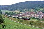 Im Jubiläumsjahr "150 Jahre Eisenbahnen in Deutschland" gab es vier Tage lang Sonderfahrten des DMV Erfurt in Thüringen. Den Anfang machte 01 1531 (mit 41 1182 am Zugschluss) mit dem Sonderzug P 24533 von Erfurt über Arnstadt, Stadtilm und Rudolstadt nach Orlamünde, sowie als P 24534 von Orlamünde über Uhlstädt nach Saalfeld/Saale., hier unterwegs bei Milbitz. (05.09.1985) <i>Foto: Wolfgang Bügel</i>