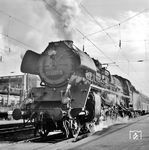 Ausfahrt des P 6448 nach Oebisfelde mit 03 2207 in Magdeburg Hbf. (12.09.1977) <i>Foto: Gerhard Moll</i>