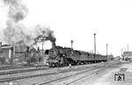 38 3193 (Bw Stendal) verlässt mit einem Personenzug den Bahnhof Stendal. Mit Witteblechen und Klarsichtscheiben wirkt die Lok schon recht modern. (1968) <i>Foto: Dieter Wünschmann</i>