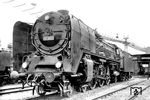 01 032 war seit dem 15.12.1932 beim Bw Hamm (Westf) beheimatet und steht hier als Wendelok unter dem Förderband der Hochbekohlungsanlage im Bw Köln Bbf. Bei der Gelegenheit ließ sich Carl Bellingrodt auf dem Führerstand mit samt der Lok ablichten.  (22.08.1932) <i>Foto: DLA Darmstadt (Bellingrodt)</i>