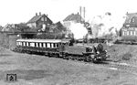 92 881 (Bw Lennep) schleppt einen fabrikneuen Stangentriebwagen VT 137 des Bw Hagen-Eckesey nach Lennep. Das Bild enstand an der Linde kurz vor der Einfahrt in den heutigen Bahnhof Remscheid-Lüttringhausen.  (08.1933) <i>Foto: DLA Darmstadt (Bellingrodt)</i>