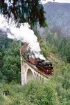 In der Zeit vom 31. August bis 08. September 1985 fanden bei der DR mehrere Veranstaltungen aus Anlaß des Eisenbahnjubiläums "150 Jahre Eisenbahnen in Deutschland" statt. Höhepunkt war die Viertagessonderfahrt des DMV Erfurt durch Thüringen vom 04. bis 08. September 1985. Am 06.09. waren 94 1292 und 95 1027 zwischen Saalfeld - Sonneberg und Eisfeld unterwegs. Hier überquert 94 1292 mit dem Lrz 24538 aus Sonneberg das Nassetelleviadukt oberhalb von Lauscha. (06.09.1985) <i>Foto: Wolfgang Bügel</i>