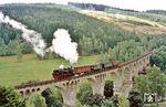 94 1292 auf dem Piesau-Viadukt bei Lichte. Am 22. Januar 1997 wurde der Zugverkehr auf diesem Streckenteil eingestellt. Zum 1. Juli 2006 genehmigte das Eisenbahn-Bundesamt die dauerhafte Einstellung des Betriebes. (06.09.1985) <i>Foto: Wolfgang Bügel</i>