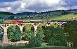 Vor dem Sonderzug mit 95 1027 befuhr noch der Planzug P 18003 (Saalfeld - Sonneberg) mit 119 020 das Piesau-Viadukt bei Lichte. Das bereits aufziehende Gewitter machte schließlich ein Bild des Sonderzuges hier unmöglich.  (06.09.1985) <i>Foto: Wolfgang Bügel</i>