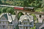 In Lauscha schien dann wieder die Sonne, als der Sonderzug P 24535 mit 95 1027 dort einfuhr. Das auf dieser Strecke ein Speisewagen zum Einsatz kam, dürfte wohl einmalig gewesen sein.  (06.09.1985) <i>Foto: Wolfgang Bügel</i>