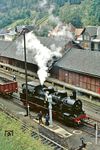 94 1292 folgte dem Sonderzug der 95 1027 von Schmiedefeld nach Lauscha und ergänzte dort ihre Wasservorräte. (06.09.1985) <i>Foto: Wolfgang Bügel</i>