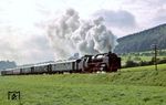 Ein gut gewählter Fotohalt war dieser Punkt nahe dem Ortsteil Häselrieth bei Hildburghausen. Im Rahmen einer Scheinanfahrt fährt 62 015 mit P 24534 an den Sonderfahrtsteilnehmern vorbei. (07.09.1985) <i>Foto: Wolfgang Bügel</i>