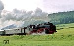 Scheinanfahrt mit 62 015 vor dem DMV-Sonderzug anlässlich des Jubiläums "150 Jahre Eisenbahnen in Deutschland" nahe Häselrieth bei Hildburghausen. (07.09.1985) <i>Foto: Wolfgang Bügel</i>