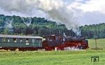 Vorbeifahrt der 62 015 mit Sonderzug P 24534 am Streckenkilometer 91,5 nahe Häselrieth. Der Einsatz der 62er auf der Werrabahn war durchaus authentisch, kamen die beim Bw Meiningen stationierten Loks zwischen Eisenach und Lichtenfels in den 1930er Jahren hier planmäßig zum Einsatz. Dazu gehörte auch 62 015, die vom 31.07.1932 bis zum 05.06.1947 in Meiningen beheimatet war. (07.09.1985) <i>Foto: Wolfgang Bügel</i>