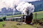 Nachdem alle Fahrtteilnehmer des Sonderzuges nach dem Fotohalt wieder eingestiegen waren, ging es für 62 015 nahe Häselrieth bei Hildburghausen schwungvoll weiter in Richtung Themar. (07.09.1985) <i>Foto: Wolfgang Bügel</i>