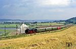 Der schöne Werratalblick bei Breitungen wurde natürlich auch für einen Fotohalt genutzt. Nachdem 62 015 hinter das Einfahrsignal des Bahnhofs Breitungen (Werra) zurückgesetzt hat, nimmt sie Anlauf für eine Vorbeifahrt an den Sonderfahrtsteilnehmern. Der Bahnhof wurde 2000 in einen Haltepunkt umgewandelt. (07.09.1985) <i>Foto: Wolfgang Bügel</i>