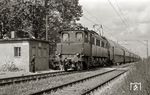 Die Traditions-Lok 204 001 am Samstagmittag mit dem P 8209 (Dessau – Leipzig) am Posten 351 beim Bahnübergang Hohe Straße, etwa 500 m südlich vom Haltepunkt Dessau Süd (ab 11.38 Uhr). Im Hintergrund steht am Ende des Leipziger Bahnsteigs das Blocksignal von Dessau Süd. Lokführer ist Wolfgang Müller, welcher die Sonderbespannungen anläßlich „50 Jahre Raw Dessau“ organisierte. Er erinnert sich: "Am Freitag, den 21.9.1979, haben wir wie die ganze Jubiläumswoche mit der 204 001 an Mo-Fr die Leistung P 8214 Dessau (12.20-13.46) / P 8213 Leipzig (15.49-17.09) gefahren. Samstags 15.9. und 22.9. war es P 8210 Dessau (7.55-9.41) / P 8209 Leipzig (11.33-12.50), am Sonntag 16.9.1979 der P 3260 Leipzig – Dessau – Magdeburg (13.45-17.36) / P 2735 Magdeburg – Halle – Leipzig."  (22.09.1979) <i>Foto: Ludger Kenning</i>