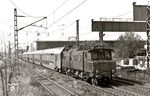 204 002 des Bw Leipzig West mit dem montags bis freitags verkehrenden Doppelzug P 8213/8215 (Dessau – Leipzig) in Höhe Stahlbau Dessau. (06.1974) <i>Foto: Hans-Joachim Simon (Archiv Ludger Kenning)</i>