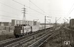 204 005 hat mit P 3276 (Halle – Dessau – Biederitz) soeben den Hp Dessau Süd verlassen und fährt jetzt am Raw Dessau vorbei, rechts dessen Probefahrtsgleis. (25.02.1975) <i>Foto: Hans-Joachim Simon (Archiv Ludger Kenning)</i>