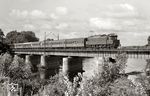 204 010 des Bw Leipzig West mit dem P 3250 (Leipzig – Dessau – Magdeburg) auf der Muldebrücke hinter Wallwitzhafen zwischen Dessau und Roßlau. (26.07.1975) <i>Foto: Hans-Joachim Simon (Archiv Ludger Kenning)</i>