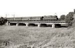 204 015 mit P 3250 (Leipzig – Dessau – Magdeburg) auf der Prinzenwiesenbrücke bei (Dessau-) Wallwitzhafen. (09.08.1975) <i>Foto: Hans-Joachim Simon (Archiv Ludger Kenning)</i>