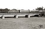 204 015 mit P 3253 (Magdeburg – Dessau) auf der Prinzenwiesenbrücke kurz hinter (Dessau-) Wallwitzhafen. (26.07.1975) <i>Foto: Hans-Joachim Simon (Archiv Ludger Kenning)</i>