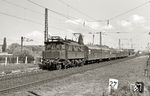 204 015 mit P 404 (Biederitz – Dessau – Leipzig) gegen 9 Uhr in Dessau Süd. Die ungewöhnliche Fahrleitung (links) ist eine Versuchsausführung auf dem Probefahrtsgleis des Raw Dessau. Anfang der 1970er Jahre wollte man für Containerbahnhöfe eine wegklappbare Oberleitung entwickeln, jedoch bewährte sie sich nicht. Am Mast sieht man auch die Abspannung der anschließenden Regelfahrleitung. (17.05.1973) <i>Foto: Hans-Joachim Simon (Archiv Ludger Kenning)</i>