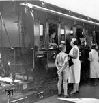 Bahnsteigszene auf einem unbekannten Berliner Bahnhof. (1932) <i>Foto: RVM-Filmstelle Berlin</i>