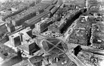 In den Jahren 1925/26 wurde die Bahnsteighalle des Bahnhofs Berlin Alexanderplatz nach Entwürfen von Friedrich Hülsenkampf erneuert. Von 1929 bis 1932 fand ein Umbau der Schalterhallen und Warteräume statt. Die Entwürfe hierfür fertigte der Architekt Reichsbahnoberrat Fritz Hane. Dieser Umbau stand im Zusammenhang mit der zu dieser Zeit durchgeführten notwendigen Verstärkung der Stadtbahnbögen. Die Freilegung der Bahnhofsfundamente wurde genutzt, um den Bahnhof mit einem Kellergeschoss auszustatten. Auch ein direkter Übergang zum zeitgleich angelegten Umsteigebahnhof der U-Bahn wurde angelegt und mit Rolltreppen ausgestattet. Die schöne Übersichtsaufnahme gibt auch den Blick auf den Anfang der 1930er Jahren neu gestalteten Alexanderplatz mit dem Berolinahaus (neben der Bahnhofshalle) und dem davor liegenden rechteckigen Alexanderhaus frei. Der neue Kreisverkehr nahm sechs Straßen auf.   (1935) <i>Foto: RVM-Filmstelle Berlin</i>