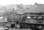 Das alte Empfangsgebäude des Bahnhofs-Charlottenburg am Stuttgarter Platz. Der Bahnhof wurde im Zuge des Baus der Stadtbahn als ihr westlicher Endpunkt am 7. Februar 1882 eröffnet. Das alte Empfangsgebäude wurde im Zweiten Weltkrieg stark beschädigt und nur provisorisch wiederhergestellt. Das Provisorium hielt immerhin noch bis 1970. Für die Umwandlung der Wilmersdorfer Straße in eine Fußgängerzone musste eine neue Verbindung zum Kurfürstendamm geschaffen werden. So entstand als Verlängerung der Kaiser-Friedrich-Straße ein Straßendurchbruch für die Lewishamstraße im Bereich des Bahnhofs. Das damit erforderliche neue Empfangsgebäude wurde am 6. Juli 1971 eingeweiht.  (1929) <i>Foto: RVM</i>