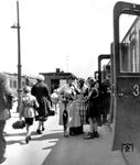 Bahnsteigszene in Berlin-Schöneweide. (1927) <i>Foto: RVM</i>