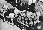 Bierverladung an der Ladestraße in Berlin Nordbahnhof, an der Bernauer Straße im Stadtbezirk Prenzlauer Berg gelegen. Hierbei ist anzumerken, dass Berlin um 1900 der größte der größte Bierproduzent Europas war. Damals gab es in der Stadt ca. 130 Brauereien mit fast doppelt so vielen Standorten. Der nur dem Güterverkehr dienende Bahnhof wurde am 1. Dezember 1950 in Berlin Eberswalder Straße umbenannt. (1935) <i>Foto: RVM-Filmstelle Berlin</i>