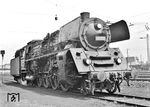 Als die aus der Fahrzeugversuchsanstalt gegründete Versuchs- und Entwicklungsstelle Maschinenwirtschaft (VES-M) Halle (Saale) der Deutschen Reichsbahn mit der eingehenden messtechnischen Erprobung der Neukonstruktionen der DDR-Schienenfahrzeugindustrie beauftragt wurde, benötigte man dringenden Ersatz für die verschlissenen und überalterten Bremslokomotiven. Dazu beauftragte deren Leiter, Max Baumberg 1958 seine Konstrukteure, ein Projekt für die vorhandenen Lokomotiven mit Verbundtriebwerk zu erarbeiten. Dabei sollten die Vorzüge des für den Einsatz als Bremslokomotiven vorzüglich geeigneten Vierzylinderverbundtriebwerkes mit den nunmehr verfügbaren modernen Fertigungs- und Konstruktionstechnologien vereint werden. Bereits im Oktober 1958 legte Baumberg ein erstes Projekt, unter Verwendung einer 19.0 sächsischen Ursprungs als Spenderlokomotive vor. Vier Jahre und viele Beratungen des Lokomotivausschusses sollten noch vergehen, bis am 11. Februar 1964 die 19 015 als erste, nach Vorstellungen der VES-M rekonstruierter "Sachsenstolz" die Hallen des Reichsbahnausbesserungswerkes Meiningen verließ. Die "Super-Sachsenlok" erwischte Gerhard Moll in ihrer Heimat Bw Halle (Saale) P. Die Lok ist hier mit dem Tender 2'3 T 38 der zerlegten Hochdruck-Versuchslokomotive H 45 024 gekuppelt, der im April 1967 auf Ölhauptfeuerung umgerüstet worden war.  (1968) <i>Foto: Gerhard Moll</i>