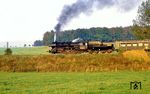 52 8057 (Bw Görlitz) mit einem Sonderzug auf der Strecke Zittau - Löbau bei Herrnhut. (05.10.1985) <i>Foto: Slg. Wolfgang Bügel</i>