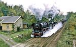 Blick aus der Blockstelle Breitenau auf 44 1093 und 58 3047, die einen Güterzug bei Oederau zwischen Freiberg/Sa. und Flöha befördern. (29.10.1985) <i>Foto: Volker Fröhmer</i>