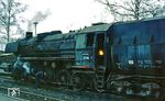 Völlig überraschend tauchte beim zufälligen Besuch des Bahnhofs Eisfeld genau am 150. Geburtstag des Deutschen Eisenbahnen die auf Probefahrt des RAW Meiningen befindliche 52 1662 des Bw Wustermark dort auf. Bei katastrophalen Wetterverhältnissen konnte wenigstens der Tag mit einer entsprechenden Tenderaufschrift gewürdigt werden. (07.12.1985) <i>Foto: Wolfgang Bügel</i>