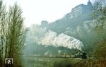 Nach einem Kreuzungshalt fährt 41 1273 mit Ng 66460 aus Saalfeld (Saale) in Dornburg (Saale) ein. (08.12.1985) <i>Foto: Joachim Bügel</i>
