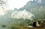 Im diesigen Saaletal beschleunigt 41 1273 den Ng 66460 vor der Kulisse der Dornburger Schlösser. (08.12.1985) <i>Foto: Wolfgang Bügel</i>