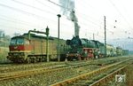 In Camburg endete zu DDR-Zeiten der Fahrdraht aus Richtung Naumburg. Dies machte im Bahnhof Camburg ein Umspannen (fast) aller Züge notwendig. Nur die dort nicht haltenden Schnellzüge fuhren mit ihrer originären Bespannung (Diesel oder Dampf) durch. Im Bahnhof Camburg hat soeben 41 1182 den Dg 55445 nach Saalfeld von der Weißenfelser 132 485 übernommen. (08.12.1985) <i>Foto: Wolfgang Bügel</i>