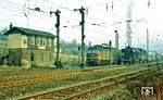 41 1182 wartet mit Dg 55445 im Camburger Güterbahnhof auf Ausfahrt. Daneben steht 132 485, die den Zug bis Camburg befördert hatte. (08.12.1985) <i>Foto: Wolfgang Bügel</i>