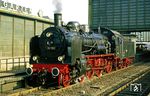 Zur "Imagepflege" veranstaltete die Reichsbahn regelmäßig Fahrten mit Dampflokomotiven in Westberlin. Im März 1986 pendelte 38 1182 zwischen Wannsee und Zoo und setzt hier gerade im Bahnhof Zoologischer Garten an den Zug. (17.03.1986) <i>Foto: Slg. Wolfgang Bügel</i>