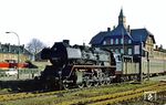 50 3564 vor P 3226 (Sangerhausen – Güsten – Magdeburg) in Güsten. (28.03.1986) <i>Foto: Slg. Wolfgang Bügel</i>