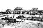 Das Empfangsgebäude des "Central Personen Bahnhofs" (Hauptpersonenbahnhof) über den Wilhelmsplatz hinweg gesehen. 1891 in Betrieb genommen, musste der Düsseldorfer Hauptbahnhof bereits nach der Jahrhundertwende im Bereich der Bahnsteige umgebaut und erweitert werden. Im Hauptgebäude waren u.a. die Fahrkartenausgabe und Gepäckschalter sowie die Post- und Stationskasse untergebracht, während die Wartesäle für die Reisenden in einem separaten Inselgebäude ihren Platz fanden.  (1895) <i>Foto: RVM-Archiv</i>